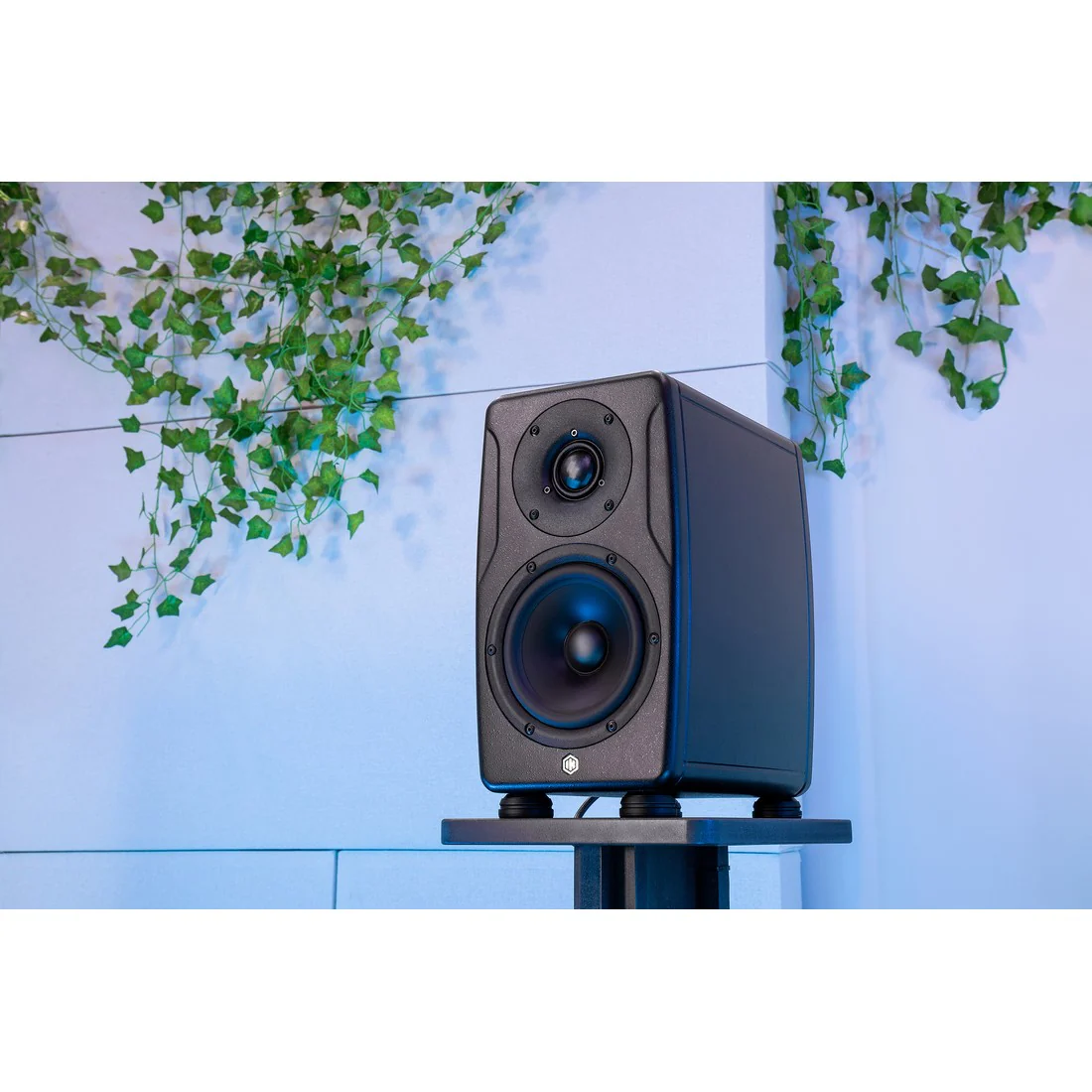 IK Multimedia iLoud Precision MKII Studio Monitor with 6.5" Woofer (11-44265) - Image 13