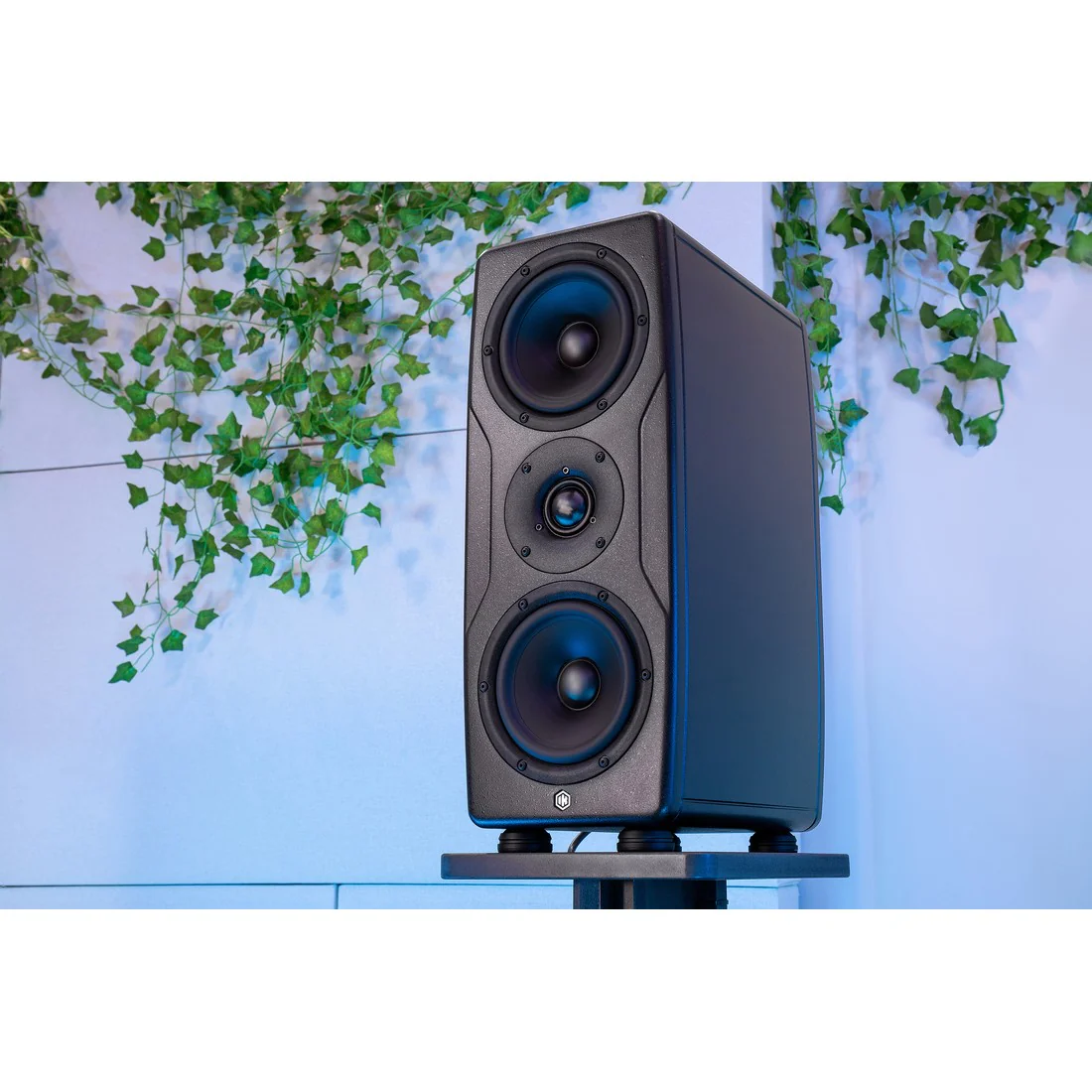 IK Multimedia iLoud Precision MKII Studio Monitor with 6.5" Woofer (11-44265) - Image 15
